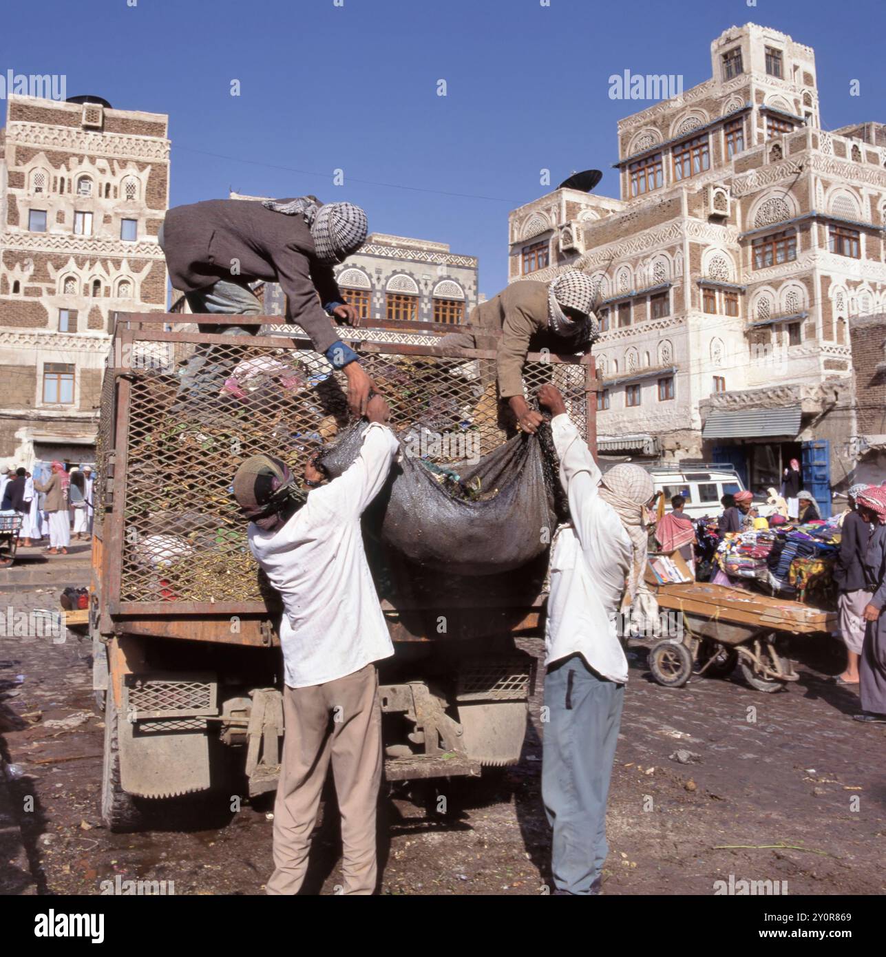 SANAA, JEMEN, 23. APRIL 2011: Sammlung von Hausmüll im Zentrum der Hauptstadt Jemen Stockfoto