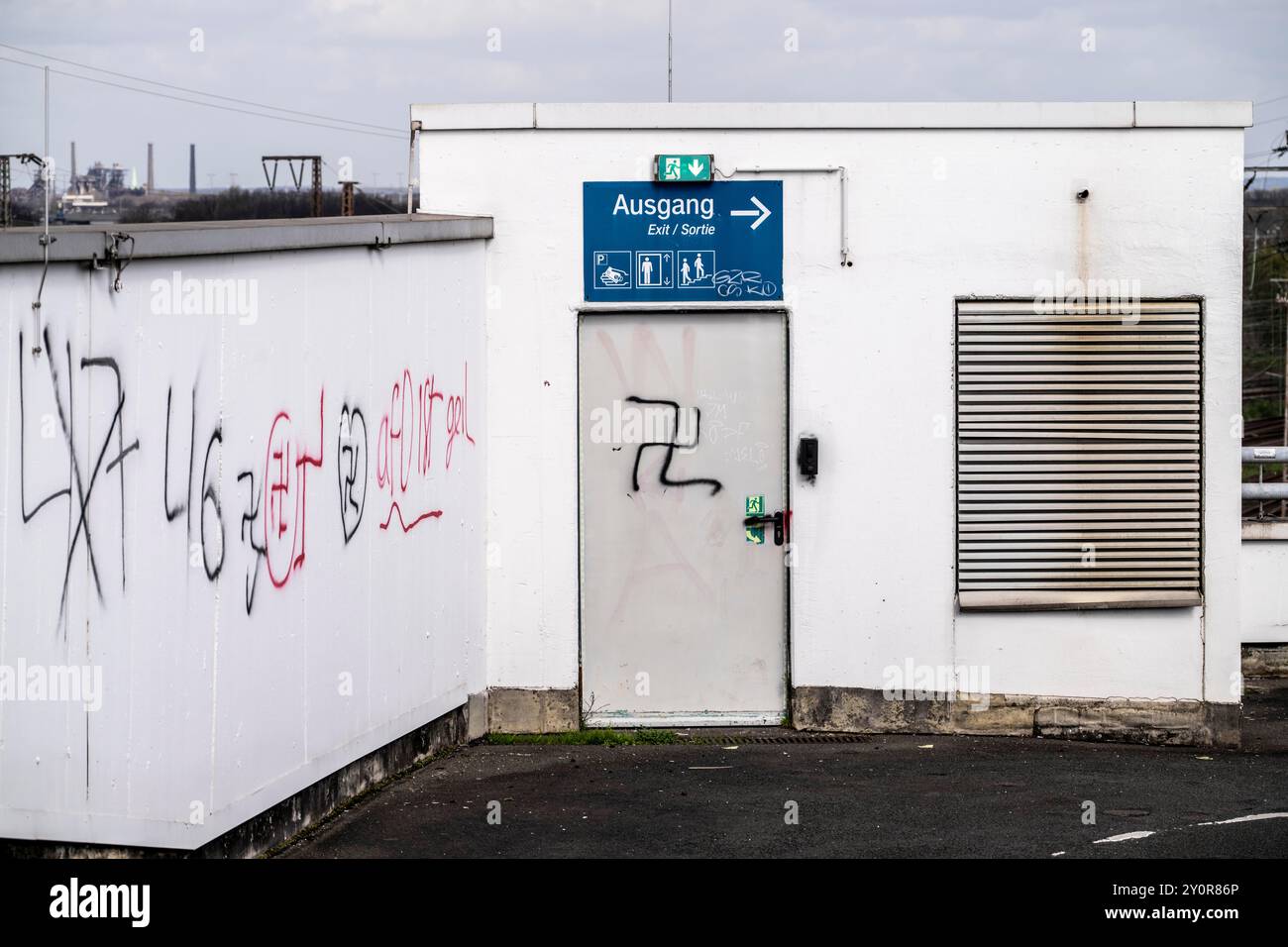 Hakenkreuz Graffiti auf dem Dach eines Parkhauses in Köln, Stockfoto