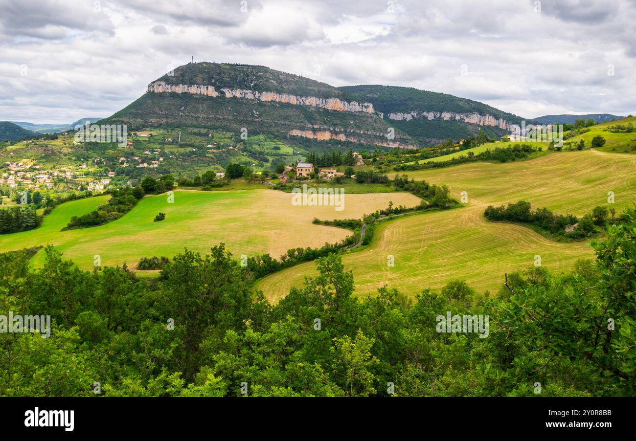 Das Kalksteinplateau Causse Noir östlich der Stadt Millau im Departement Aveyron, Frankreich. Eines der Grands Causses, Plateaus, die zum UNESCO W gehören Stockfoto