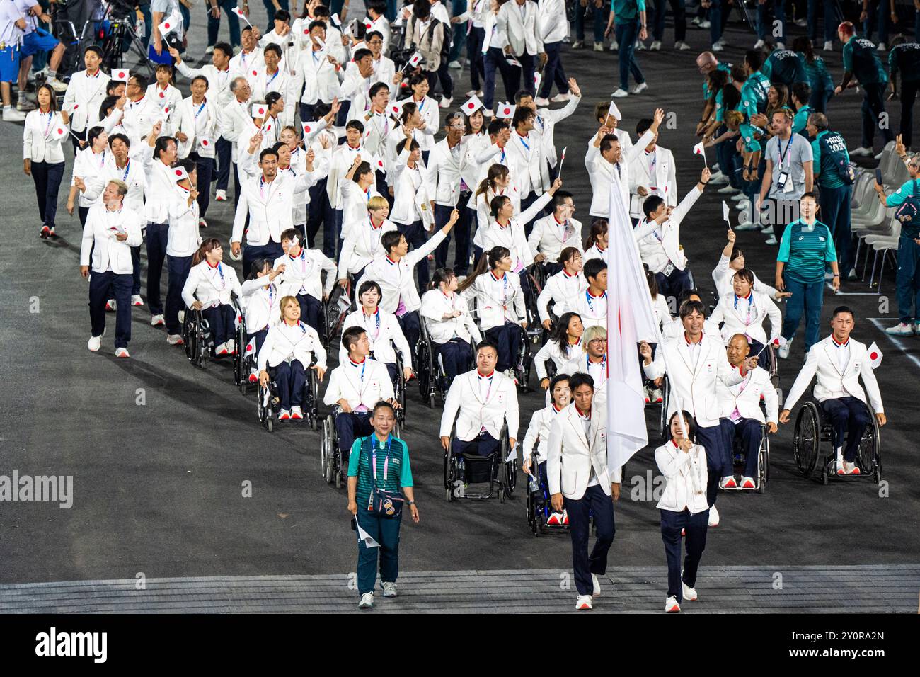 Paris, Frankreich. August 2024. Die japanische Delegation mit DAIKI ISHIYAMA, Para Athletics und EINER NISHIDA, Para schwimmt als Fahnenträger Parade während der Paralympischen Sommerspiele Paris 2024 Eröffnungszeremonie in Paris. (Foto: Pablo Dondero/SOPA Images/SIPA USA) Credit: SIPA USA/Alamy Live News Stockfoto