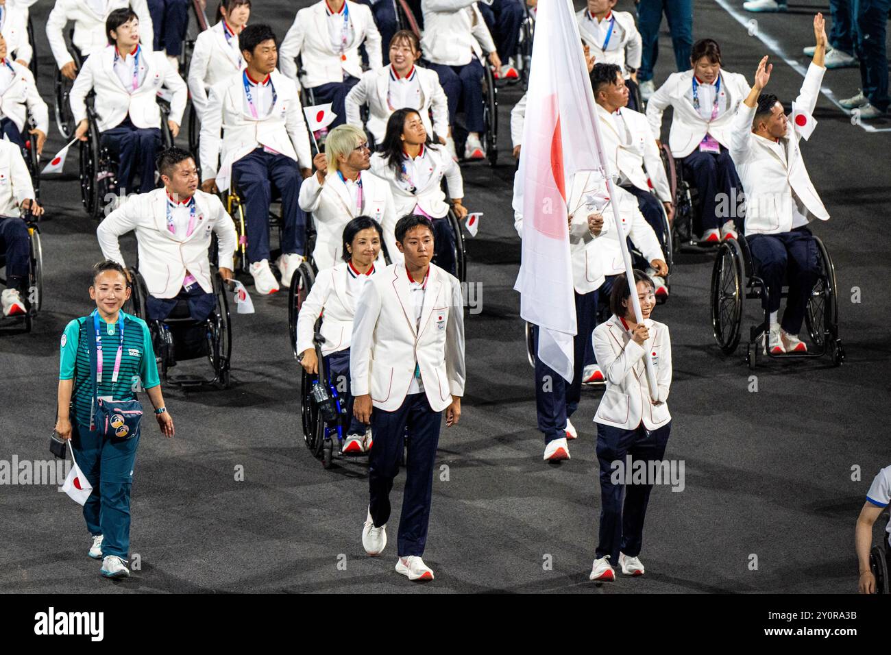 Paris, Frankreich. August 2024. Die japanische Delegation mit DAIKI ISHIYAMA, Para Athletics und EINER NISHIDA, Para schwimmt als Fahnenträger Parade während der Paralympischen Sommerspiele Paris 2024 Eröffnungszeremonie in Paris. (Foto: Pablo Dondero/SOPA Images/SIPA USA) Credit: SIPA USA/Alamy Live News Stockfoto