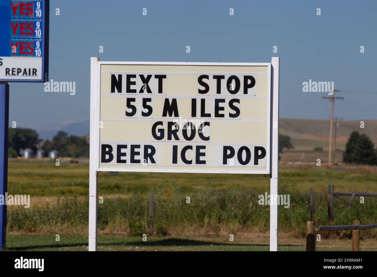 'Nächste Haltestelle 55 Meilen', Warnung vor Reisenden an einer ländlichen Tankstelle. Tankstopps (und Toiletten!) Sind begrenzt auf weite, offene Flächen im Westen. Stockfoto