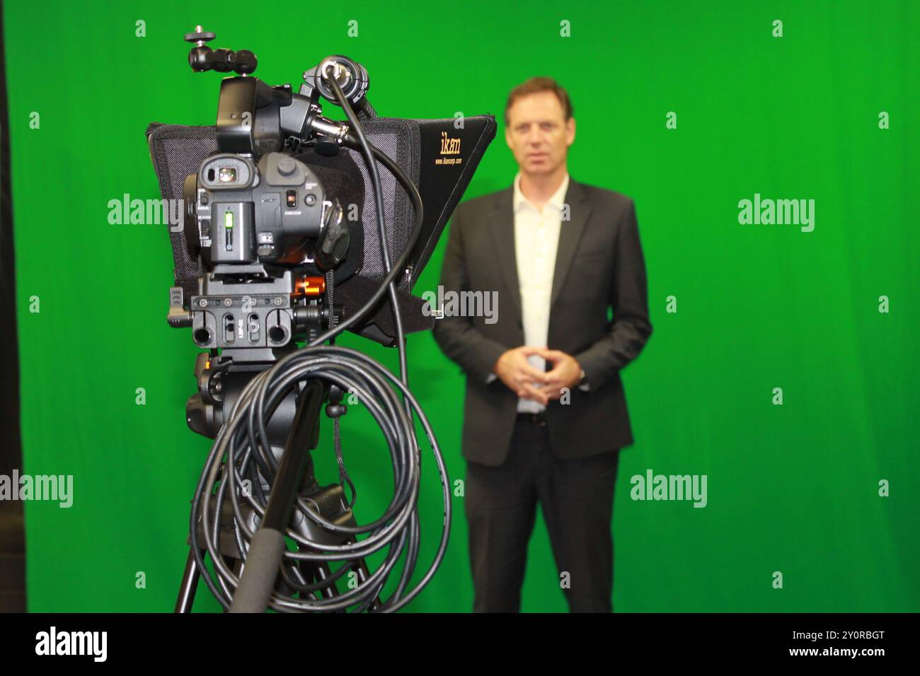 Mann Moderator mit Autocue Teleprompter eingerichtet Stockfoto