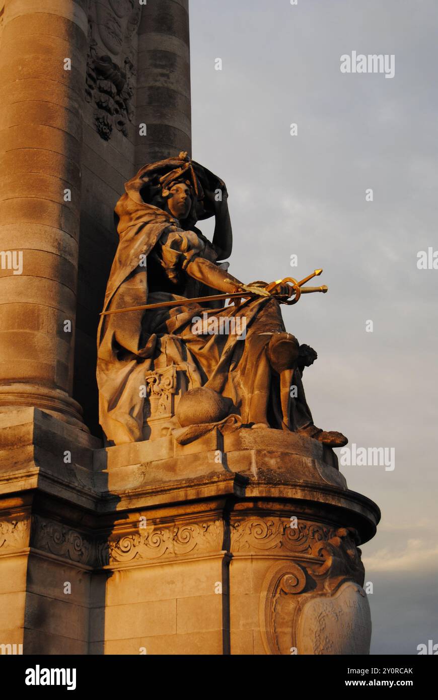 Paris, Frankreich - 03. September 2024: „La France de la Renaissance“ oder „The Renaissance France“, Statue auf Pont Alexandre III bei Sonnenuntergang. Stockfoto