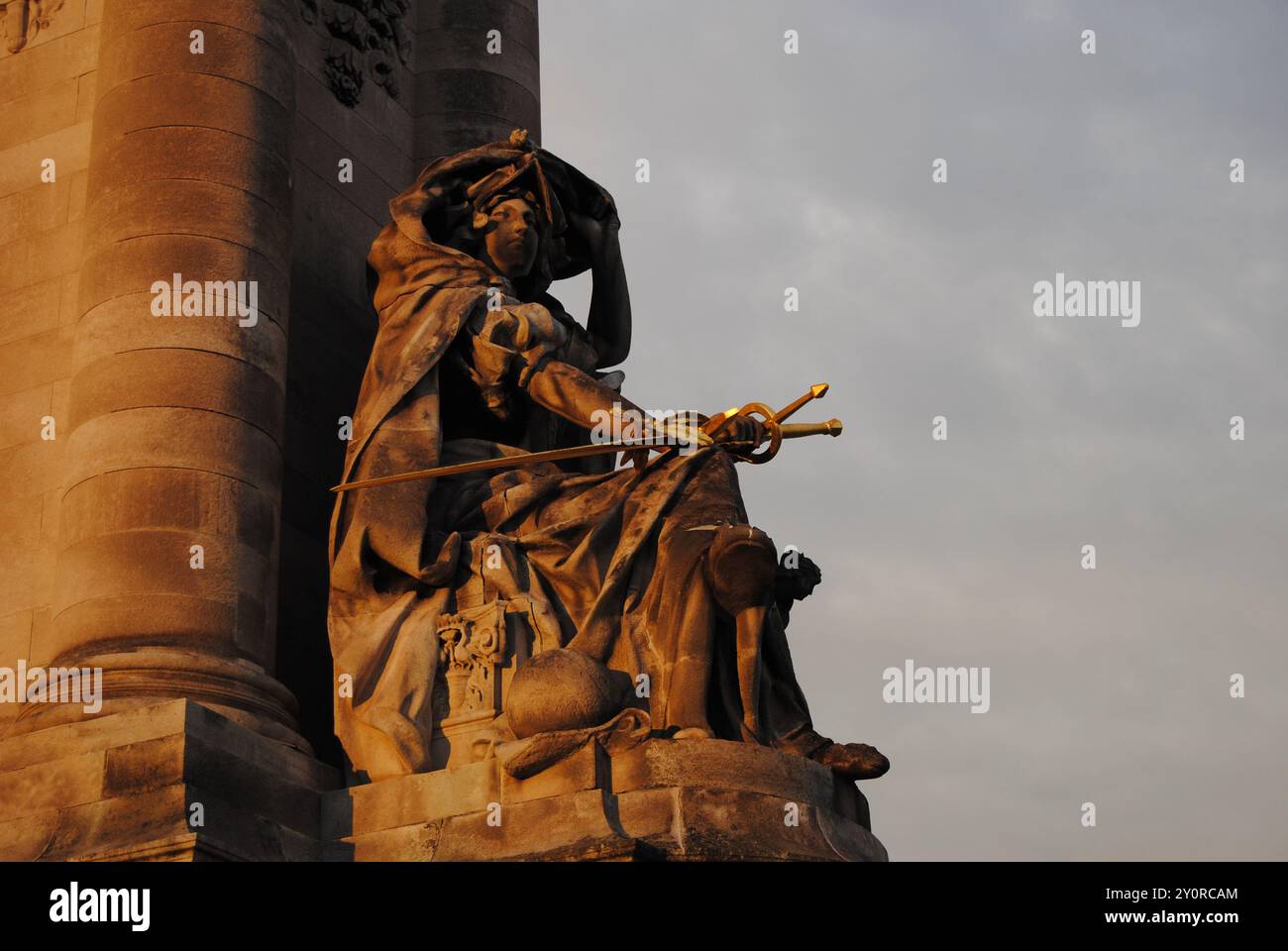 Paris, Frankreich - 03. September 2024: „La France de la Renaissance“ oder „The Renaissance France“, Statue auf Pont Alexandre III bei Sonnenuntergang. Stockfoto