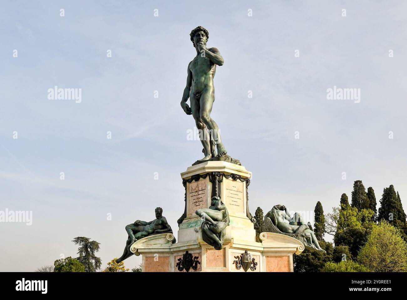 Bronzekopie des berühmten David von Michelangelo, ein Meisterwerk der italienischen Renaissance-Skulptur, in Piazzale Michelangelo, Florenz, Toskana, Italien Stockfoto