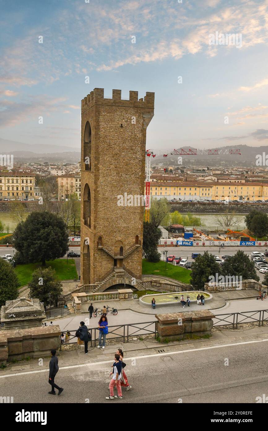 Erhöhter Blick auf den Turm von San Niccolò, der 1324 als Teil der mittelalterlichen Stadtmauer erbaut wurde, mit dem Fluss Arno im Hintergrund, Florenz, Toskana, Stockfoto