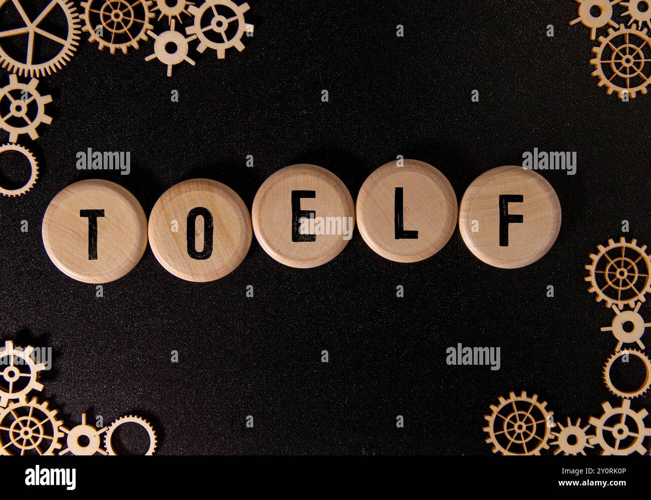 Holzblöcke mit der Aufschrift „TOEFL“ symbolisieren Bildungseinschränkungen. Stockfoto