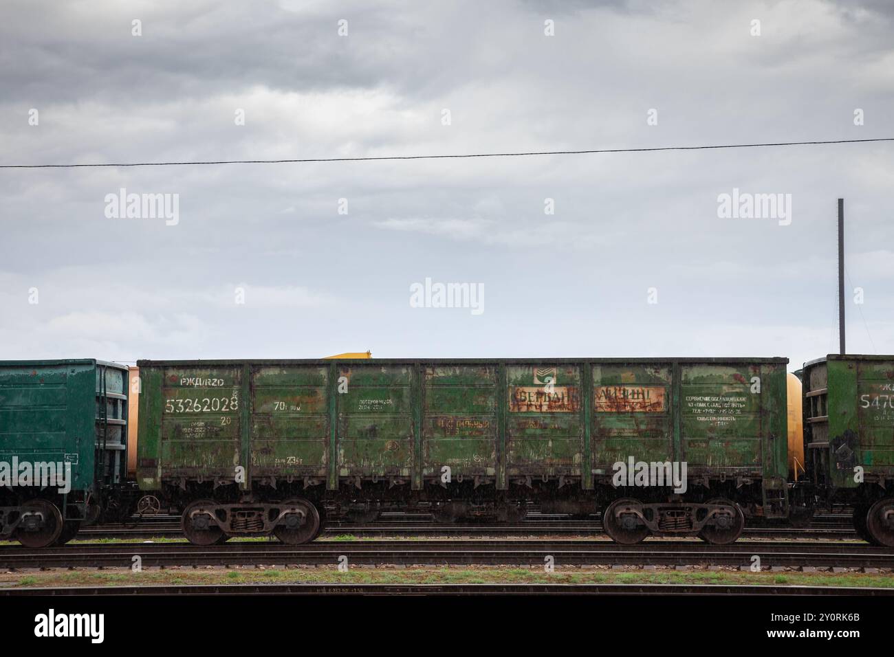 JELGAVA, LETTLAND – 20. AUGUST 2023: Offene Wagen, auch Gondelwagen genannt, auf einem Bahnhofshof der lettischen Eisenbahnen in jelgava, die zur russischen Eisenbahn der RZHD gehören Stockfoto