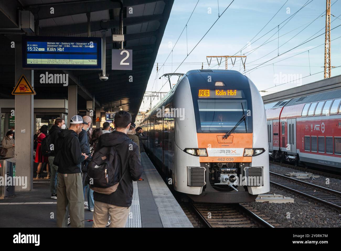 ESSEN, DEUTSCHLAND - 11. NOVEMBER 2022: Selektive Unschärfe auf einem RRX-Zug, der den Bahnsteig des Bahnhofs Essen Hbf, einem Verkehrsknotenpunkt der Region NRW, erreicht Stockfoto