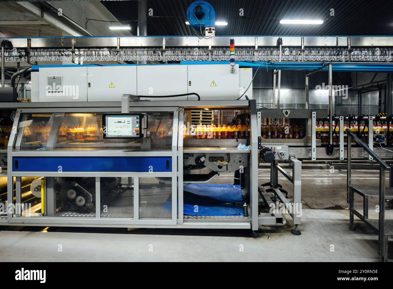 Moderne automatisierte Produktionslinie für die Abfüllung von Getränken in Kunststoffflaschen. Stockfoto
