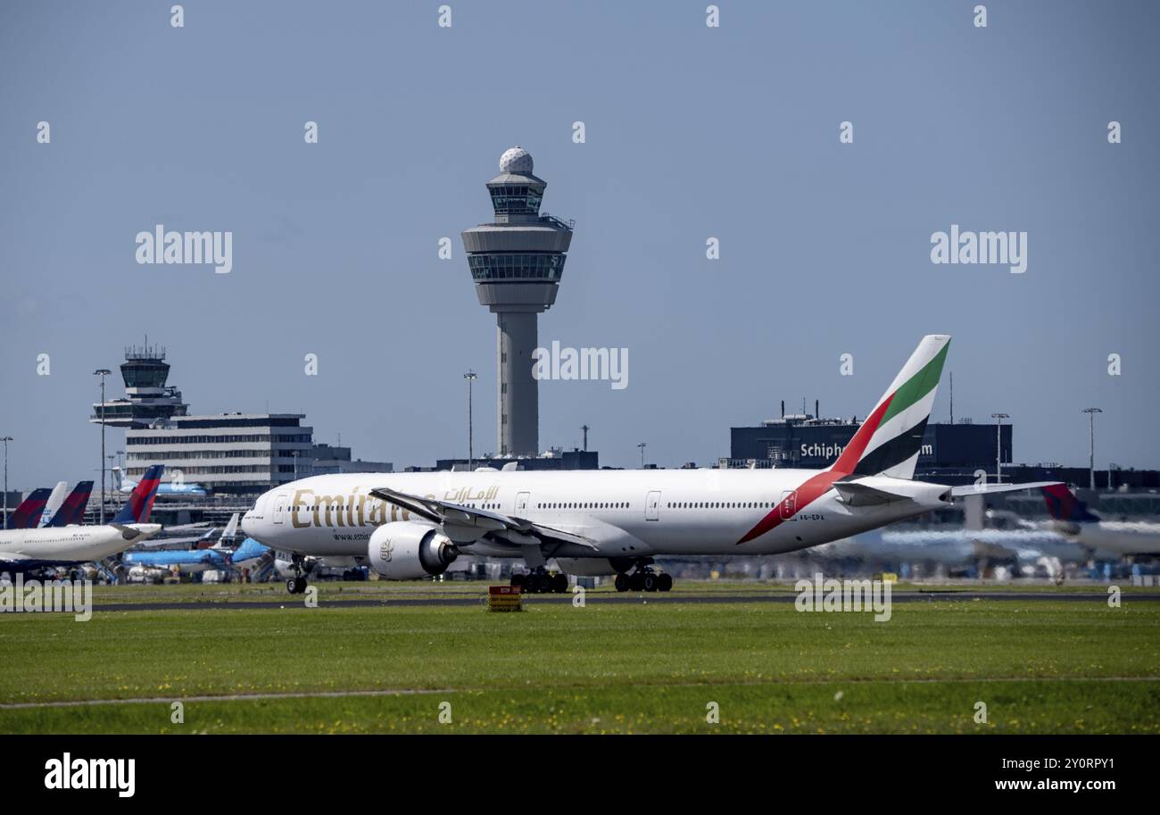 Flugzeug am Flughafen Amsterdam Schiphol, Start auf der Aalsmeerbaan, 18L/36R, Emirates Boeing 777-31H, Flugsicherungsturm, Terminal, Niederlande Stockfoto