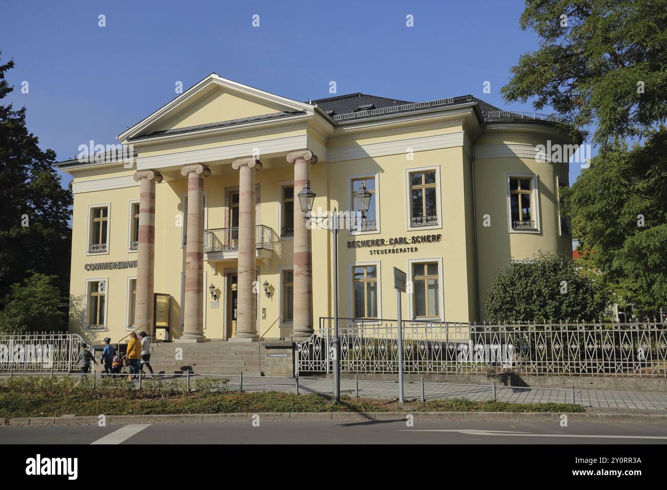 Klassisches kleines Schloss aus dem Jahr 1821, Säulen, Arkade, Commerzbank, Meiningen, Thüringen, Deutschland, Europa Stockfoto