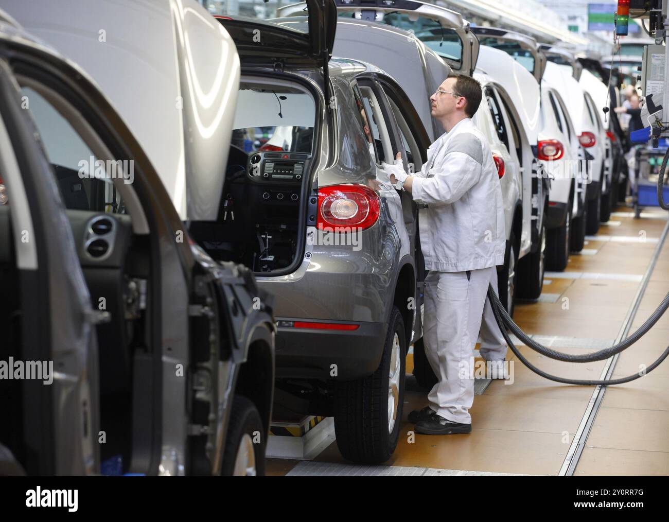 Wolfsburg, 08.03.2010, VW-Arbeiter, Produktion des Volkswagen Tiguan, Wolfsburg, Deutschland, Europa Stockfoto