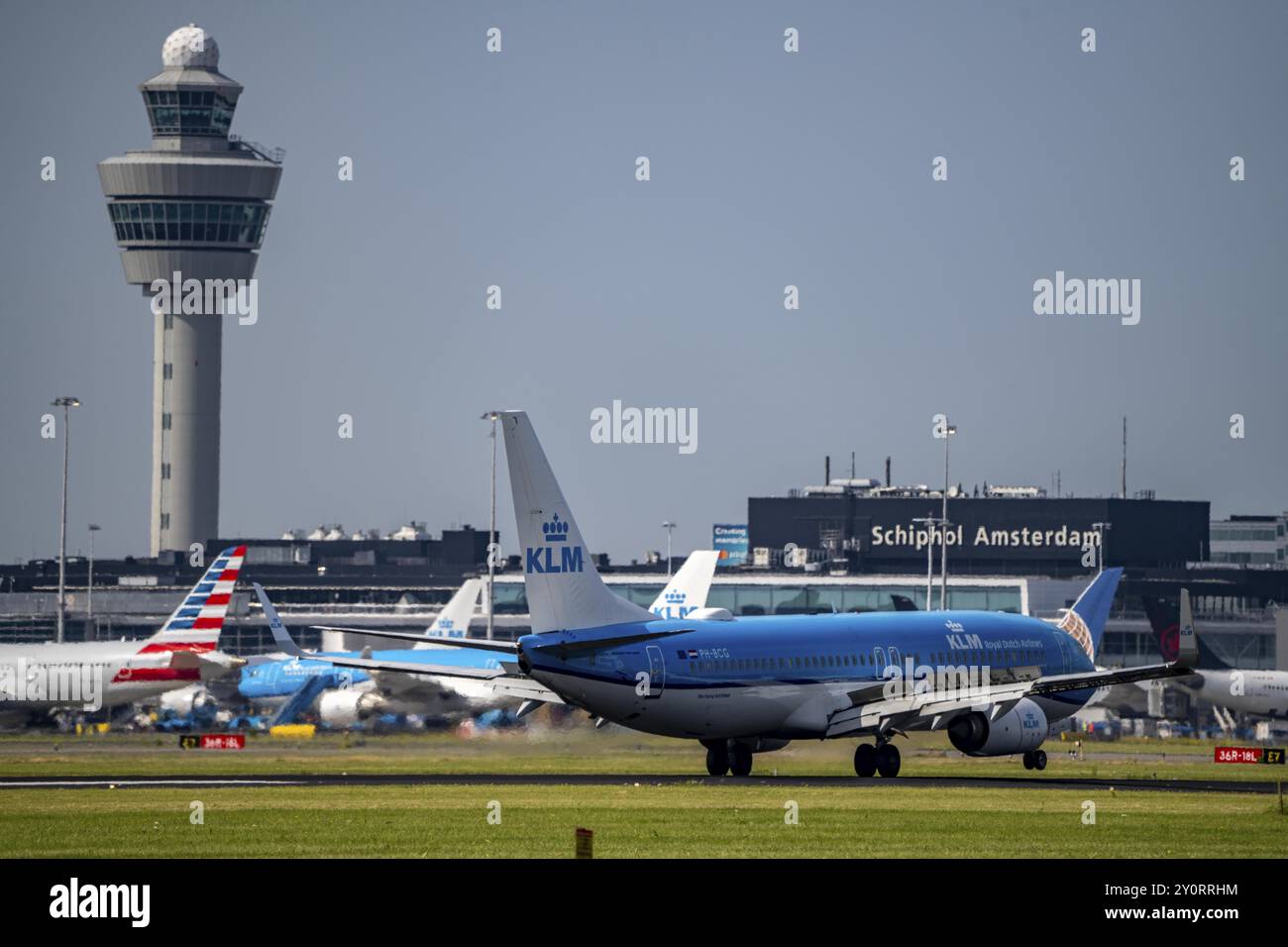 KLM Boeing 737-800, Landung am Flughafen Amsterdam Schiphol, Buitenveldertbaan, 27. September, Flugsicherungsturm, Terminal, Niederlande Stockfoto