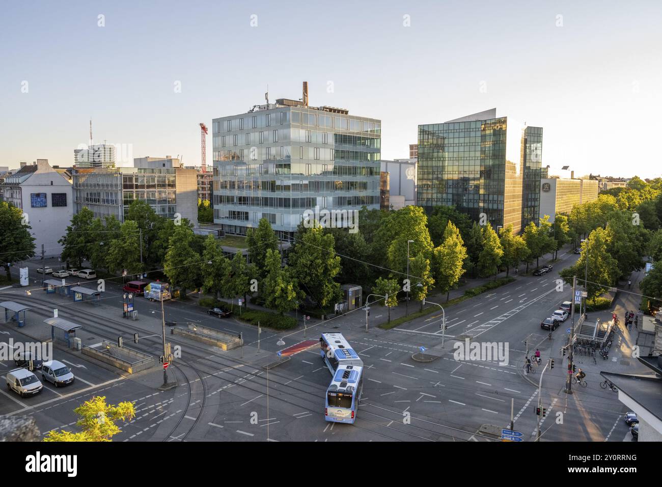 Blick von oben auf die Kreuzung am Stiglmaierplatz mit öffentlichem Bus, moderne Bürogebäude im Abendlicht, Brauereigebäude Loewenbraeu, Stig Stockfoto