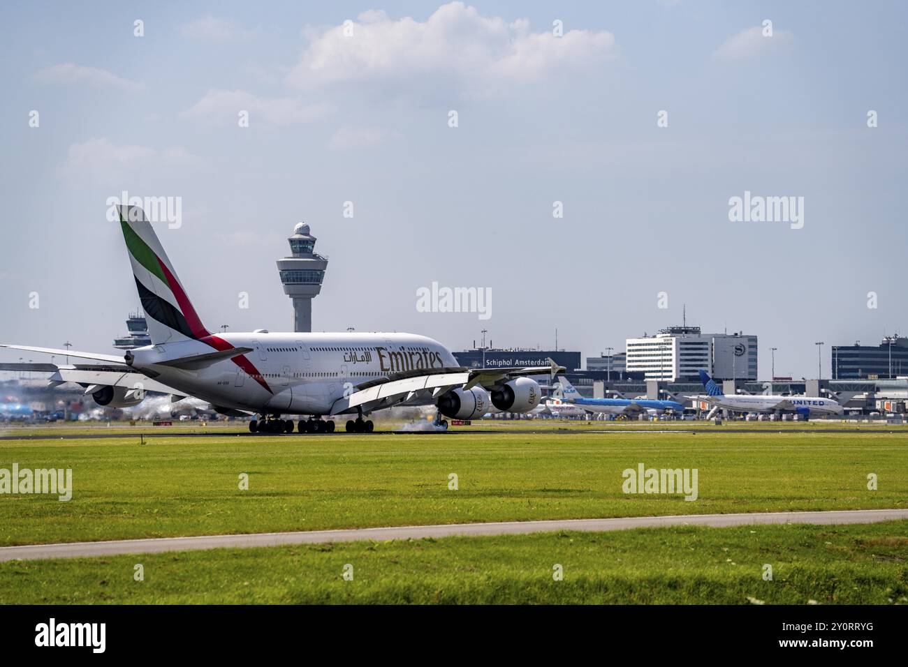 Emirates Airbus A380 landet am Flughafen Amsterdam Schiphol, Buitenveldertbaan, 27. September, Air Traffic Control Tower, Terminal, Niederlande Stockfoto