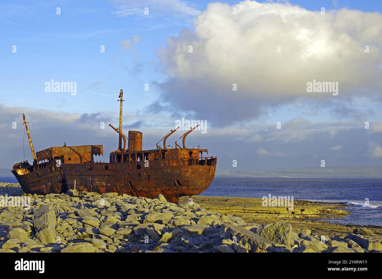 Rostiges Schiffswrack an der felsigen Küste mit großem Himmel, Arraninseln, Irland, Europa Stockfoto