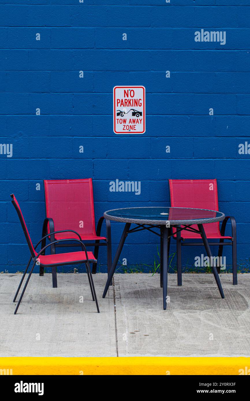 Rote Stühle an einer blauen Wand in Steveston Harbour Canada Stockfoto