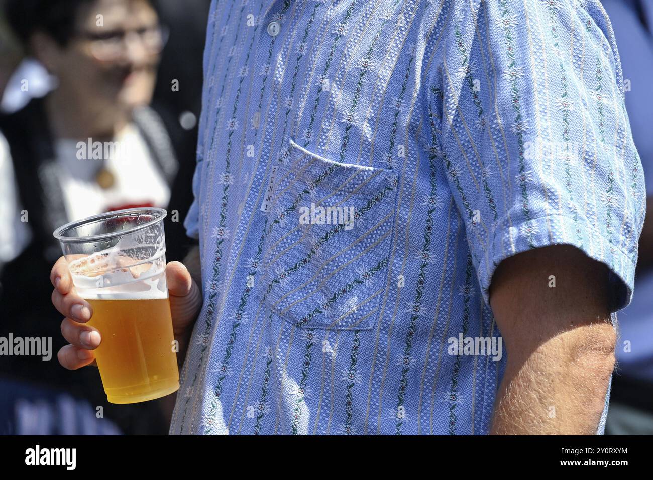 Mann mit Bierbecher Stockfoto