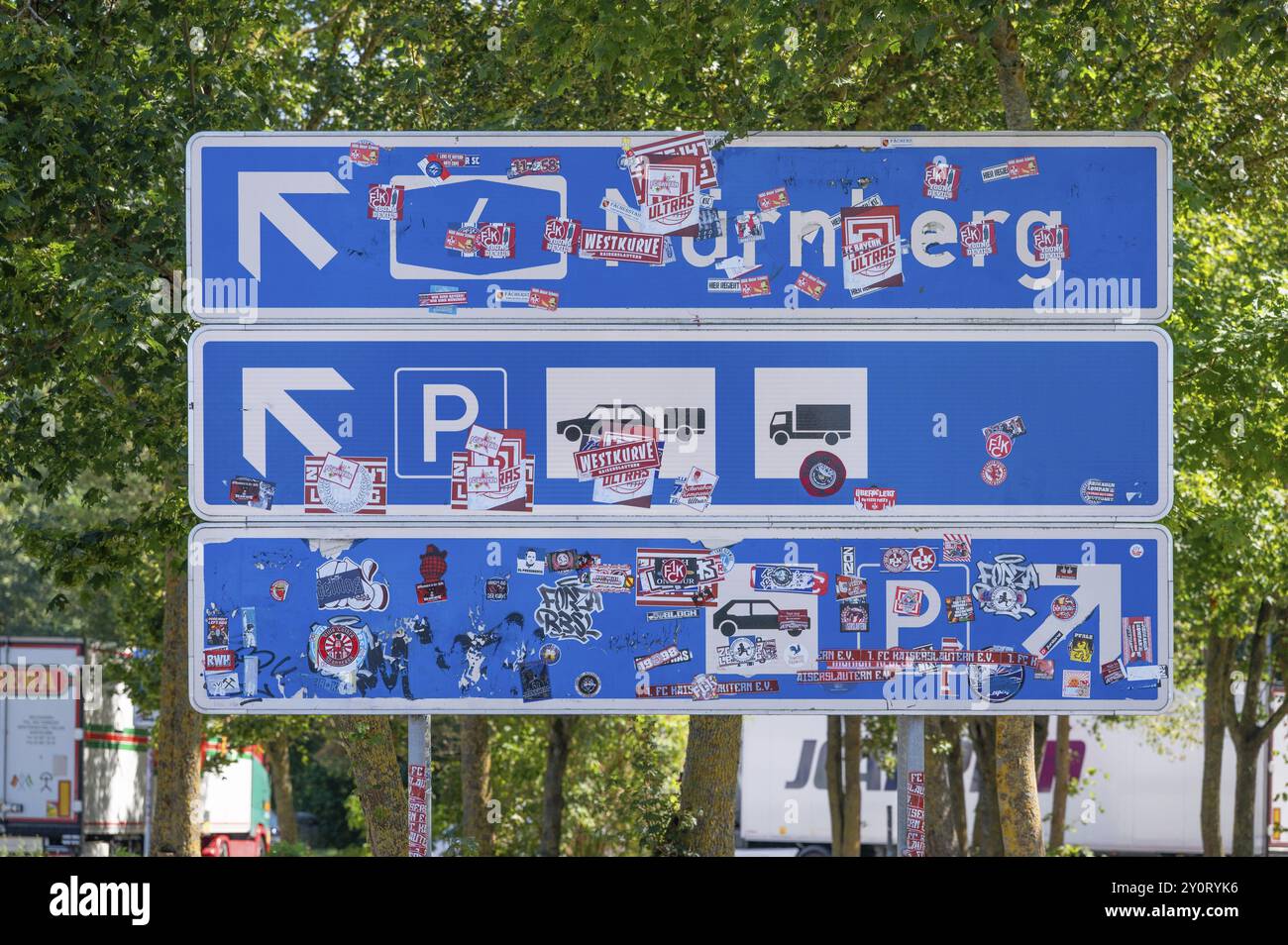 Autobahnschild mit Aufklebern an einer Autobahnraststätte, Autobahn A6, Baden-Württemberg, Deutschland, Europa Stockfoto