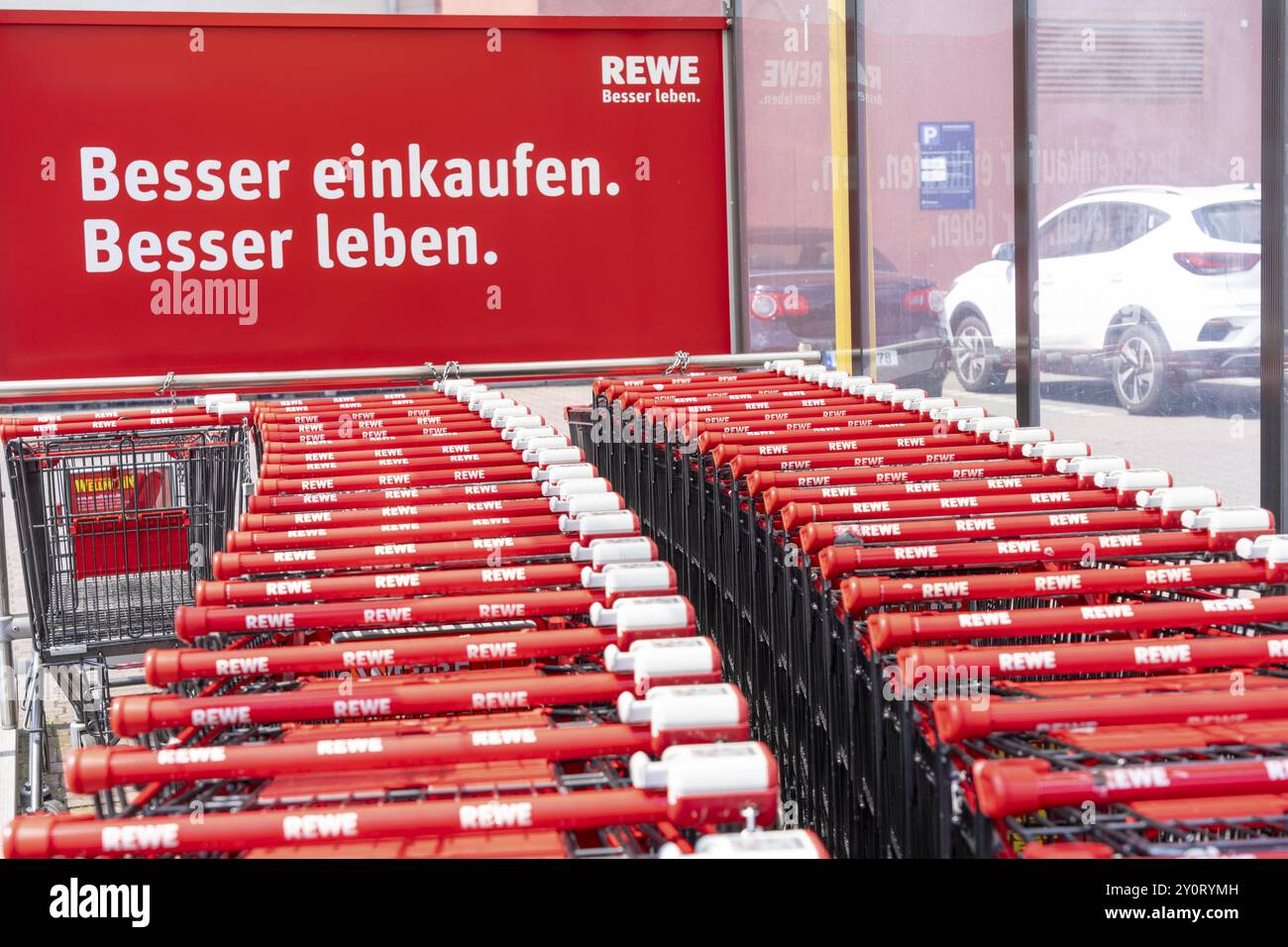 Einkaufswagen vom Lebensmittelhändler REWE Stockfoto