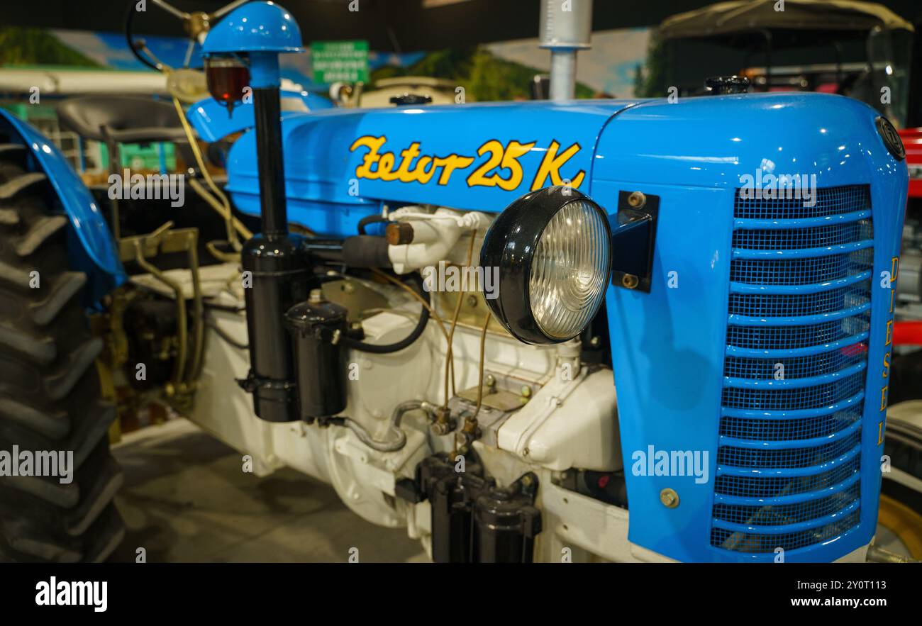 Zetor 25 K-Traktor in Blau mit Dieselmotor Stockfoto