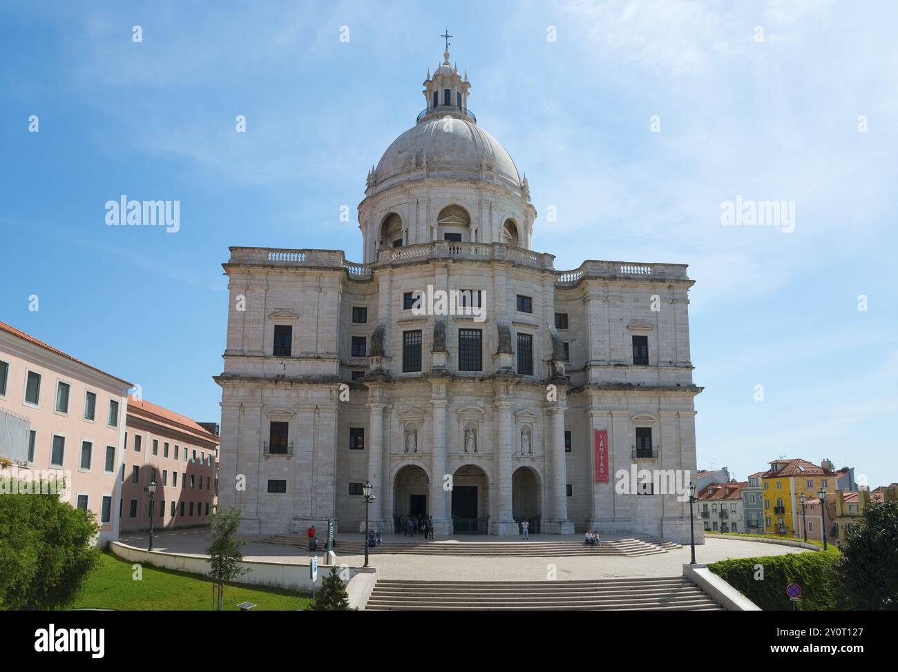 Große historische Kirche mit Kuppel und Säulen auf einem Platz unter klarem Himmel, Igreja de Santa Engracia, Panteao Nacional, Santa Engracia, National Panthe Stockfoto
