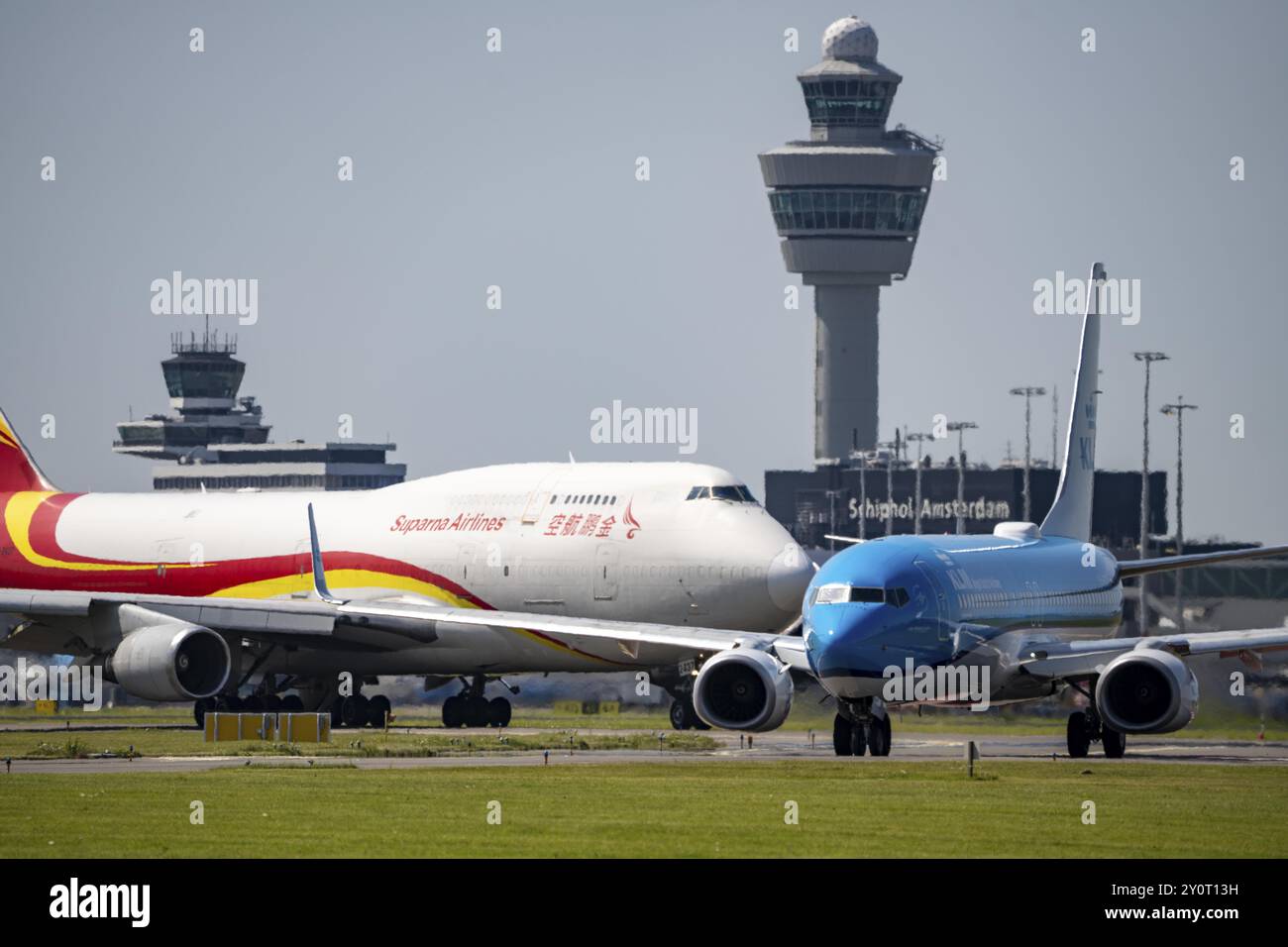 Suparna Airlines Cargo Boeing 747 und KLM Boeing 737-8K2, Flugzeuge am Flughafen Amsterdam Schiphol, auf dem Rollweg für den Start auf der Aalsmeerbaan, 18L Stockfoto