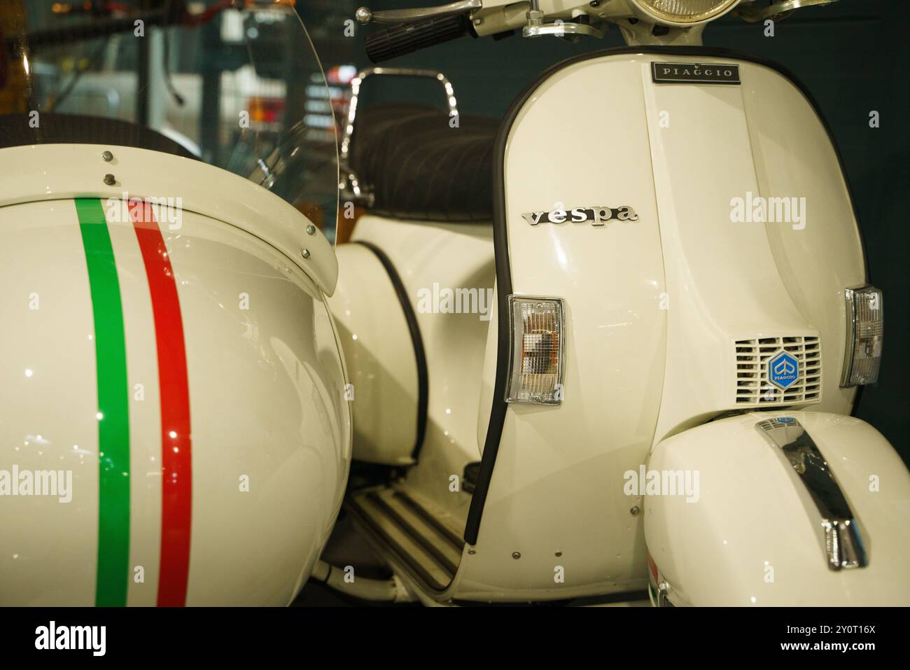 Weißer Vespa-Roller mit Streifen mit italienischer Flagge und Sidecar Stockfoto