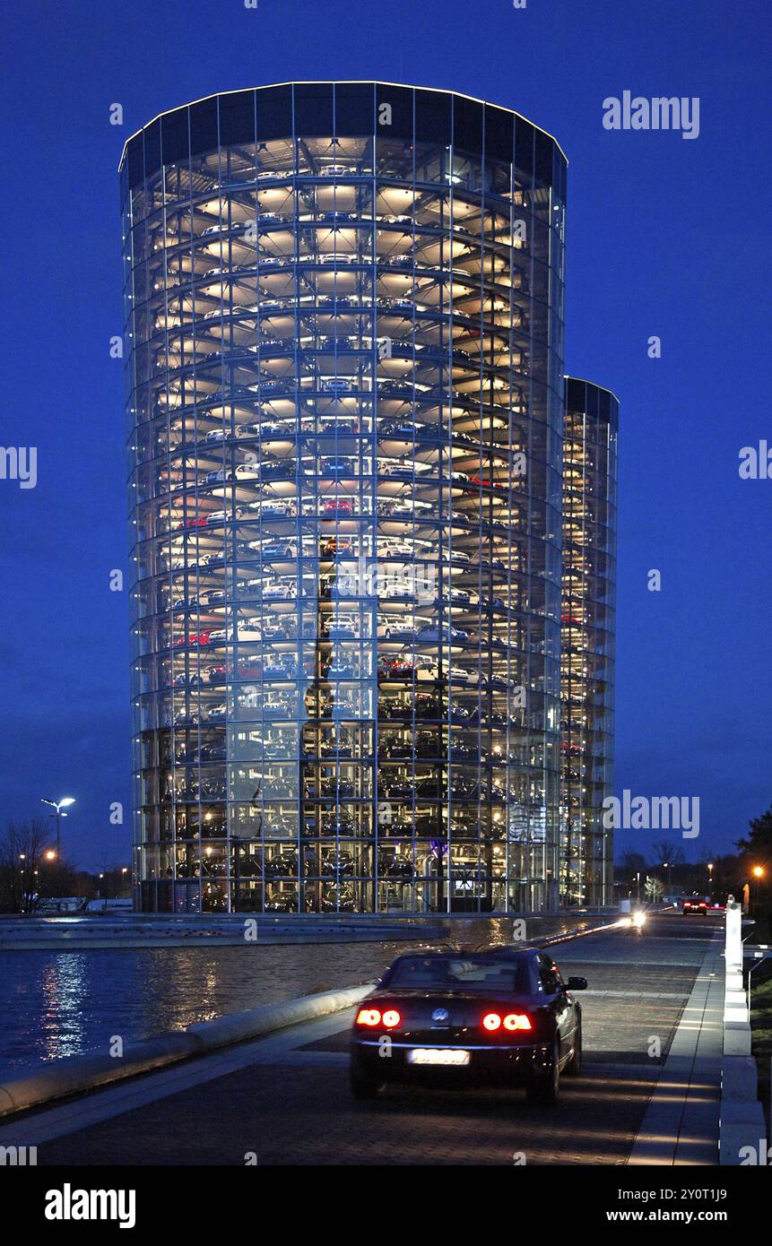 Wolfsburg, 11.03.2009, Volkswagen Neuwagen werden in den Autostad-Autotürmen in Wolfsburg, Deutschland, Europa gelagert Stockfoto
