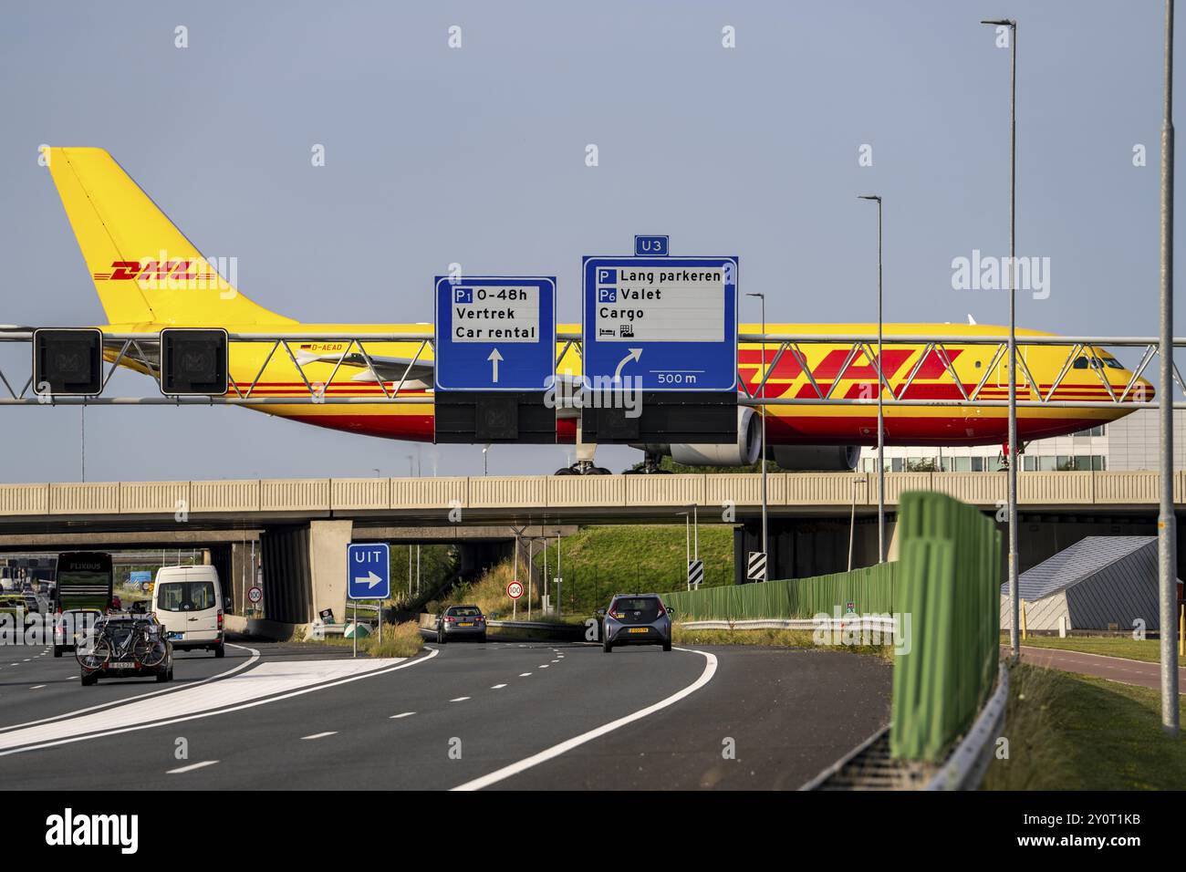 Flughafen Amsterdam Schiphol, DHL Cargo Flugzeuge auf dem Rollweg, Brücke über die Autobahn A4, Verbindung von der Polderbaan-Landebahn zum Terminal, Net Stockfoto