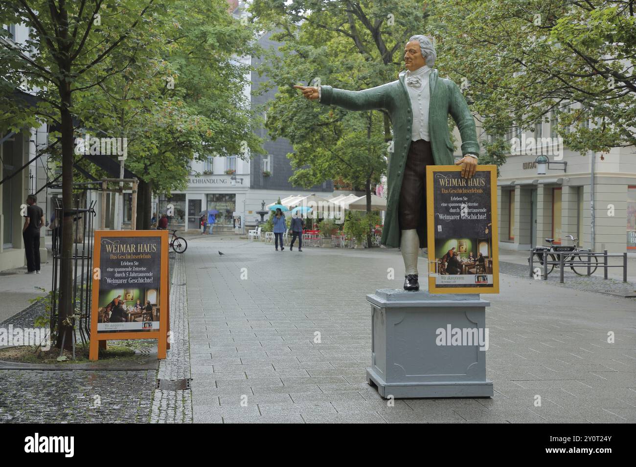 Skulptur von Johann Wolfgang von Goethe in historischer Kleidung und Plakat, das den Weg zum Weimarer Haus, Fußgängerzone, Weimar, Thüringen, Keim beschildert Stockfoto