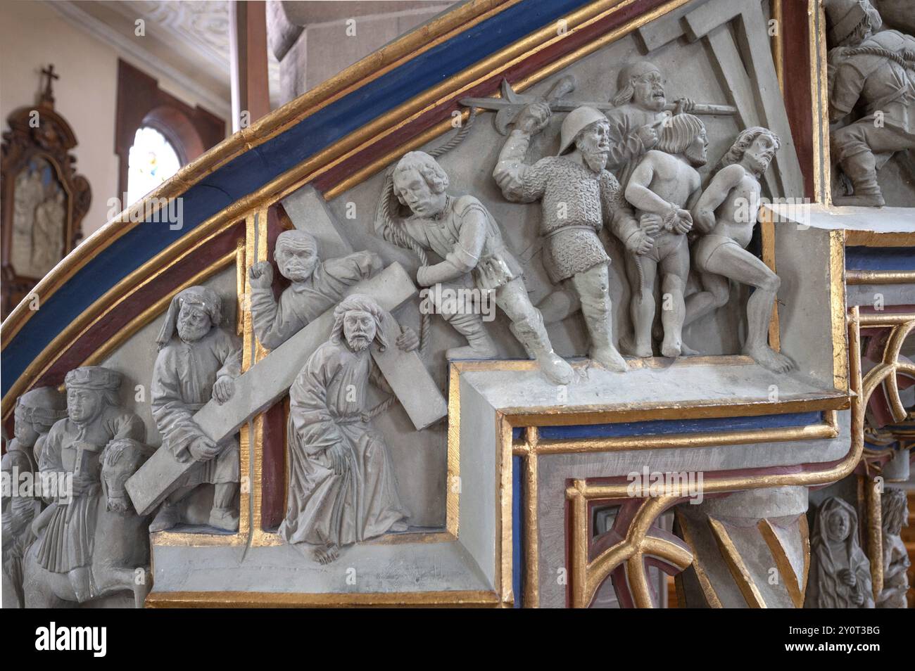 Relief auf der Kanzel des Kreuzweges Jesu mit den zwei Dieben, Heilig-Kreuz-Münster, Rottweil, Baden-Württemberg, Deutschland, Europa Stockfoto