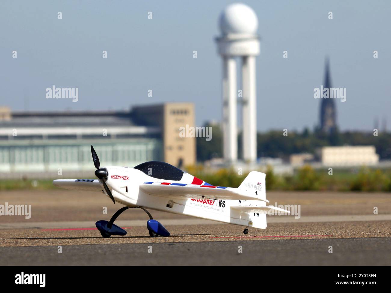 Berlin, 12.10.09 2010, steht Ein Modellflugzeug auf der Landebahn des ehemaligen Flughafens Tempelhof, heute Tempelhof Park, Berlin, Deutschland, Europa Stockfoto