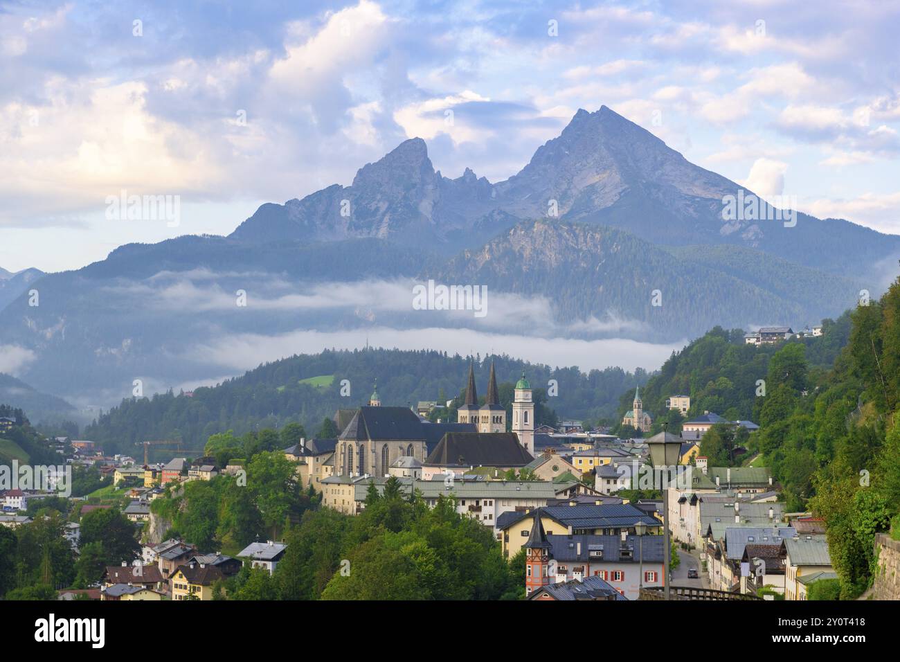 Blick auf das Dorf mit Pfarrkirchen, St. Andreas und Stiftskirche St. Peter und Johannes dem Täufer, Watzmann, Berchtesgaden, Berchtesg Stockfoto