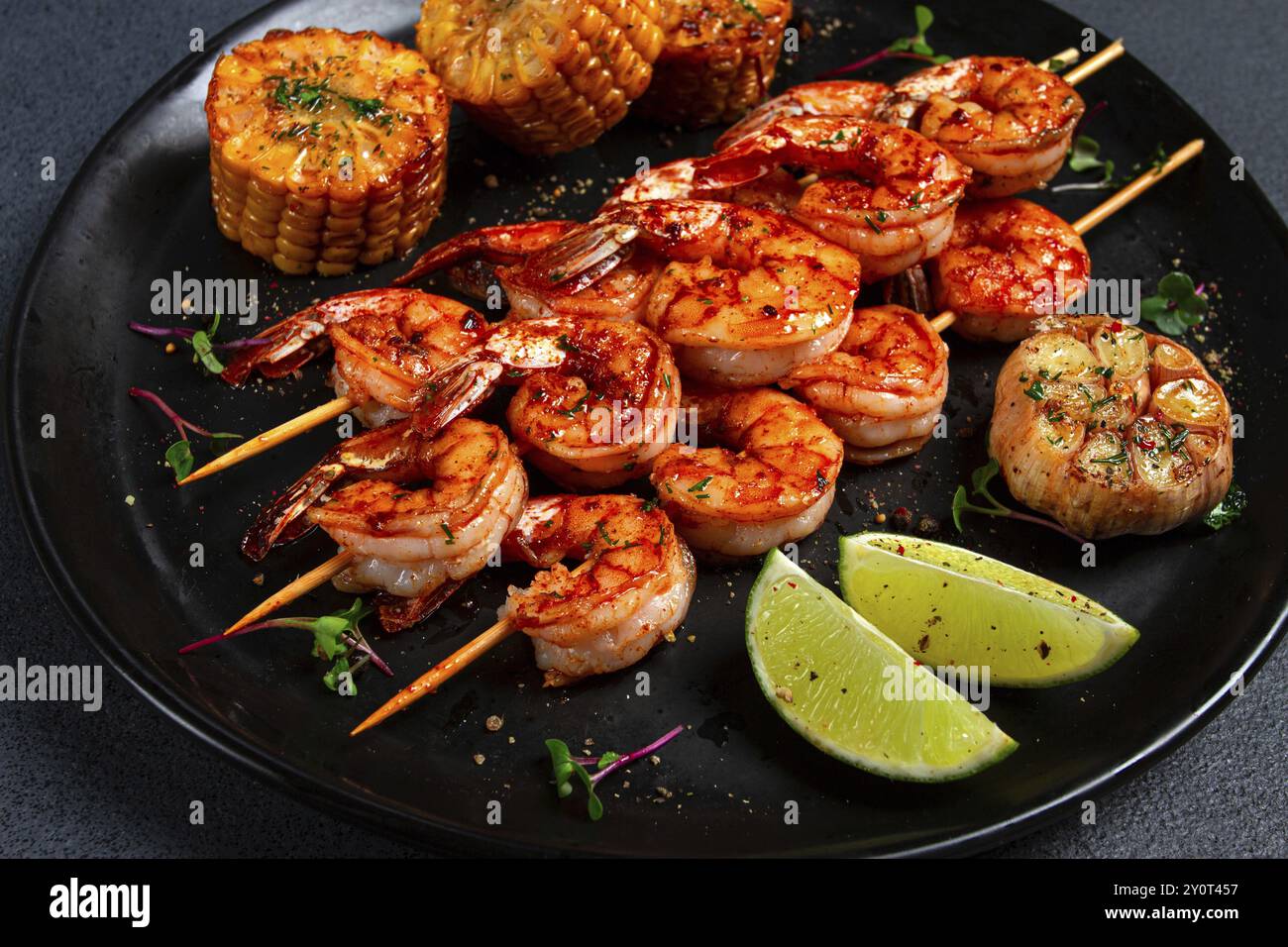Tigergarnelen auf Spießen, Garnelenkebab, mit Mais, gebraten, hausgemacht, keine Personen Stockfoto
