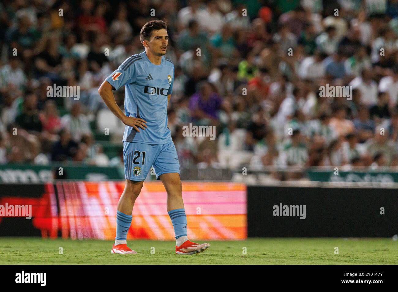 Inigo Cordoba beim LaLiga 2 Hypermotion Spiel zwischen Teams von Cordoba CF und Burgos CF im Estadio Nuevo Arcangel (Maciej Rogowski) Stockfoto