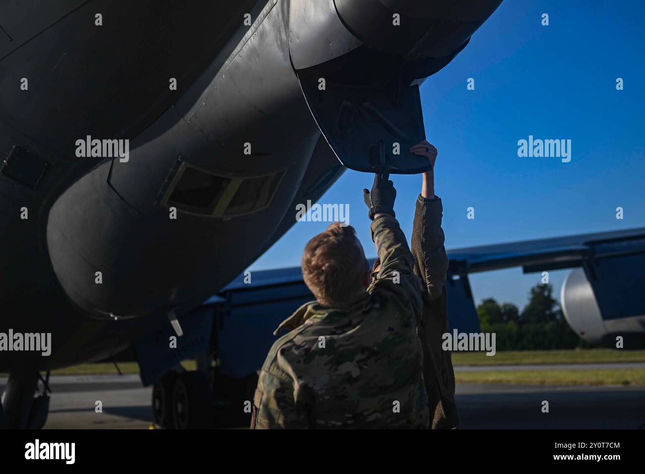 US-Luftstreitkräfte, die dem 100. Luftbetankungsflügel zugeordnet sind, führen am 29. August 2024 Kontrollen an einem Stratotanker KC-135 in der Royal Air Force Mildenhall, England durch. Vor dem Start werden sowohl innerhalb als auch außerhalb des Luftfahrzeugs vor dem Start Überprüfungen durchgeführt, um die Einsatzfähigkeit und Einsatzbereitschaft zu gewährleisten. (Foto der U.S. Air Force von Senior Airman Viviam Chiu) Stockfoto