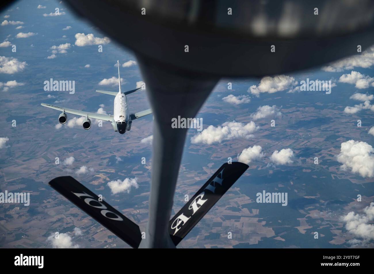 Ein RC-135 Rivet Joint der 95th Reconnaissance Squadron, Royal Air Force Mildenhall, England, nähert sich einem KC-135 Stratotanker von der RAF Mildenhall, über Polen, 29. August 2024. Durch Schulungen mit Verbündeten und Partnern wird die Interoperabilität der NATO verbessert und die globale Sicherheit und Stabilität auf der ganzen Welt verbessert. (Foto der U.S. Air Force von Senior Airman Viviam Chiu) Stockfoto