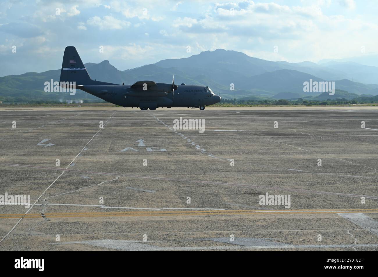 Eine C-130H Hercules der US Air Force, die während des Pacific Angel 24-3 am Chu Lai Airport, Vietnam, am 30. August 2024 dem 192. Airlift Squadron zugeteilt wurde. Pacific Angel ist eine multilaterale zivile Militäroperation zur humanitären Reaktion, die die militärischen Partnerschaften im Pazifik fördert und gleichzeitig medizinische Hilfe, Bauingenieurprojekte und den Austausch von Fachleuten bietet. (Foto der U.S. Air Force von Lieutenant Ariana Wilkinson) Stockfoto