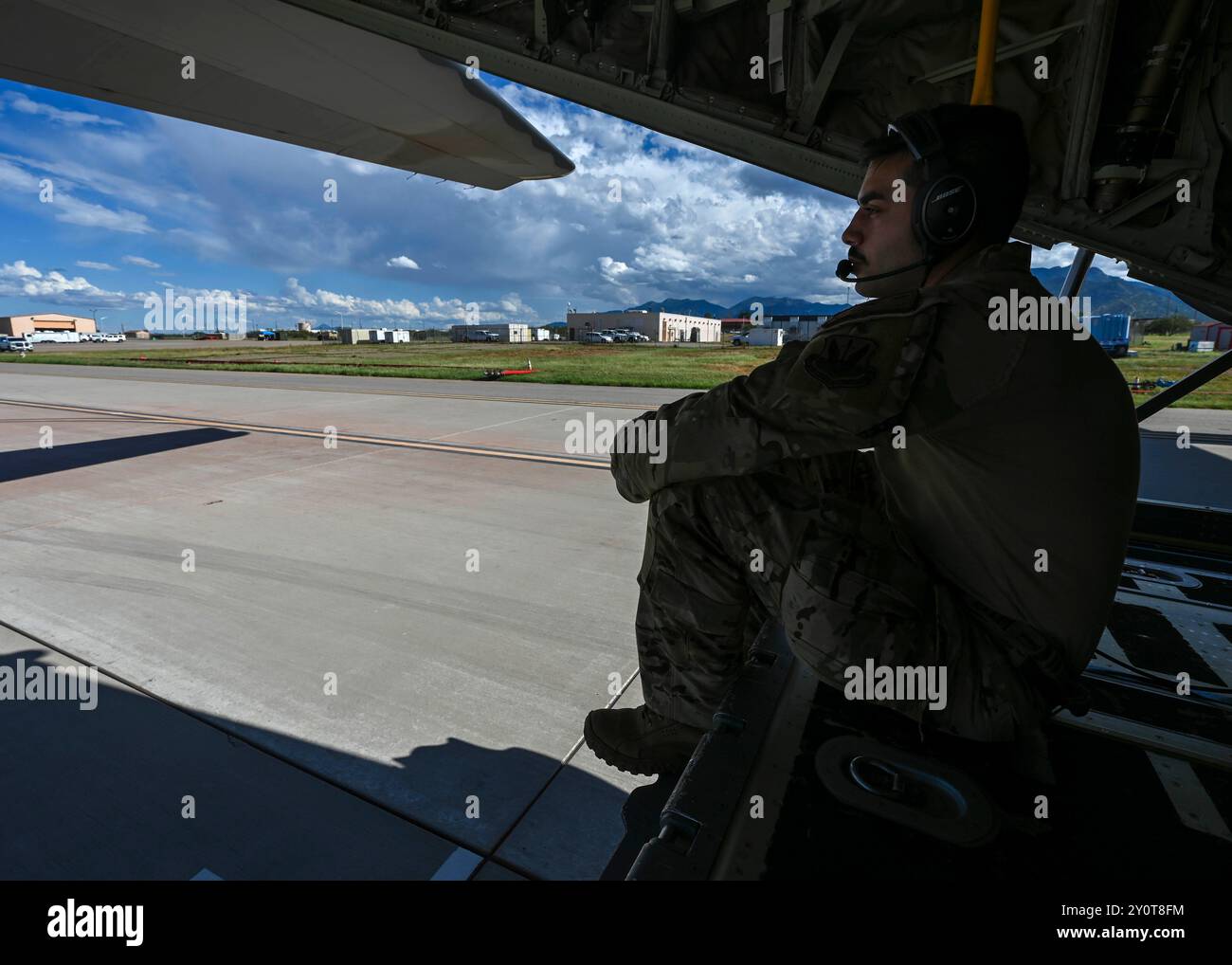 Der US Air Force Airman 1st Class Joshua Rinaldi, Ladermeister der 79th ...