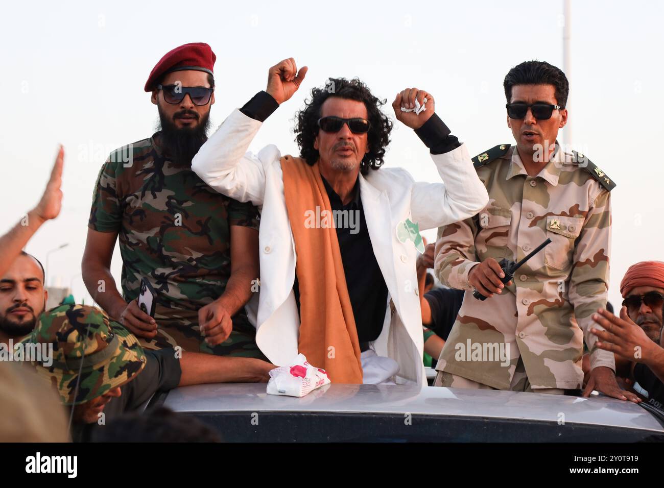 Bani Waled, Libyen. September 2024. Ein Muammar Gaddafi-Teilnehmer nimmt an der Veranstaltung Teil. Eine Gruppe von Libyern protestiert und feiert die Septemberrevolution in Bani Walid und fordert die Rückkehr der Herrschaft von Saif al-Islam Gaddafi in Libyen. Quelle: SOPA Images Limited/Alamy Live News Stockfoto