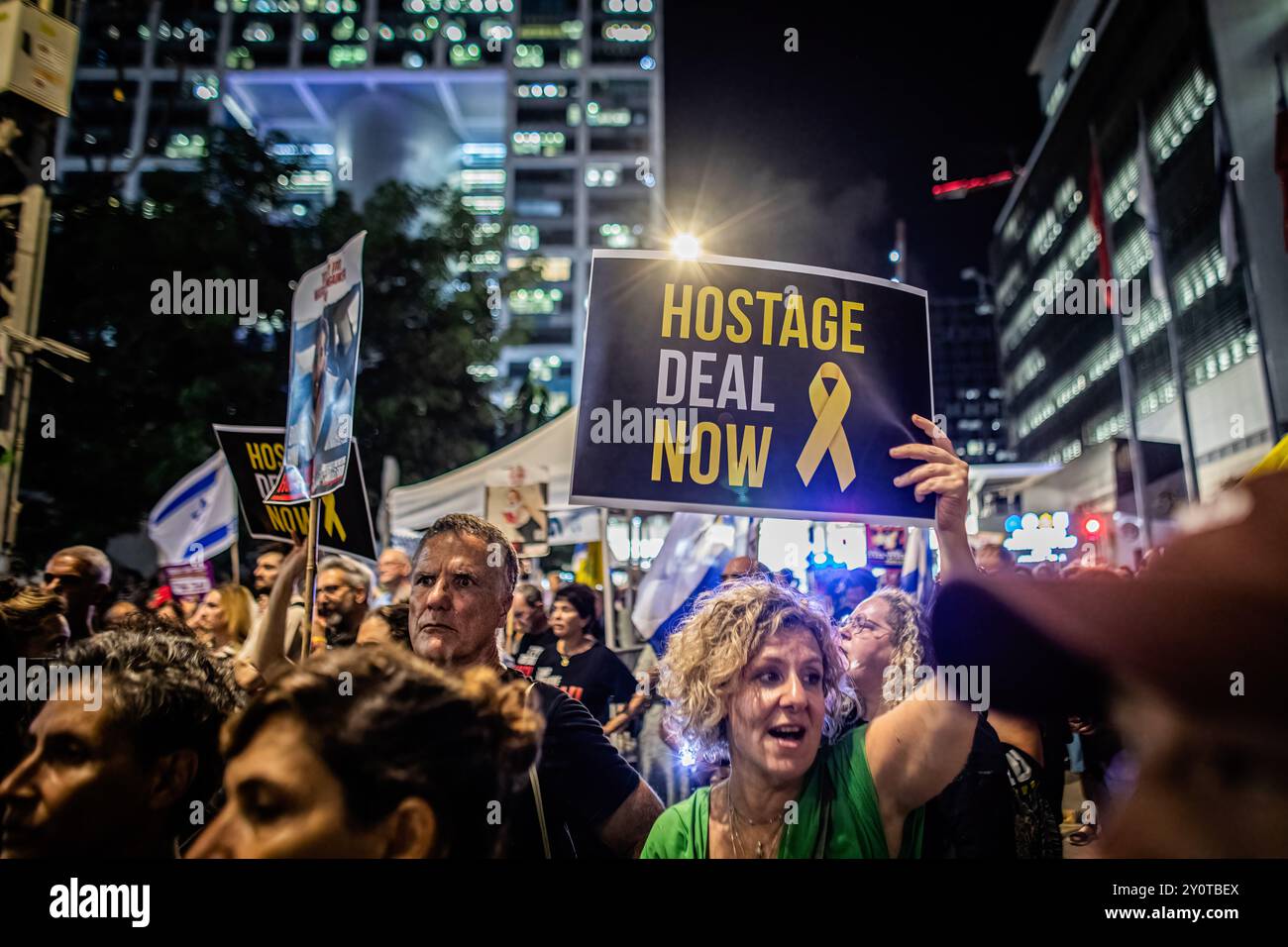 Israelische Demonstranten halten während einer Demonstration vor dem Verteidigungsministerium Plakate. Tausende von Menschen haben sich in Tel Aviv und in ganz Israel versammelt, drei Tage nachdem die Leichen von Karmel Gat, Eden Yerushalmi, Hersh Goldberg-Polin, Alexander Lobanov, Almog Sarusi und Meister Sgt Ori Danino aus Gaza gerettet wurden. Die Demonstranten rufen Premierminister Benjamin Netanjahu und seine Regierung auf, eine Einigung zu erzielen, um die Freilassung der verbleibenden Geiseln zu erreichen, die die Hamas während der Angriffe vom 7. Oktober ergriffen hat. (Foto: Eyal Warshavsky/SOPA Images/SIPA USA) Stockfoto