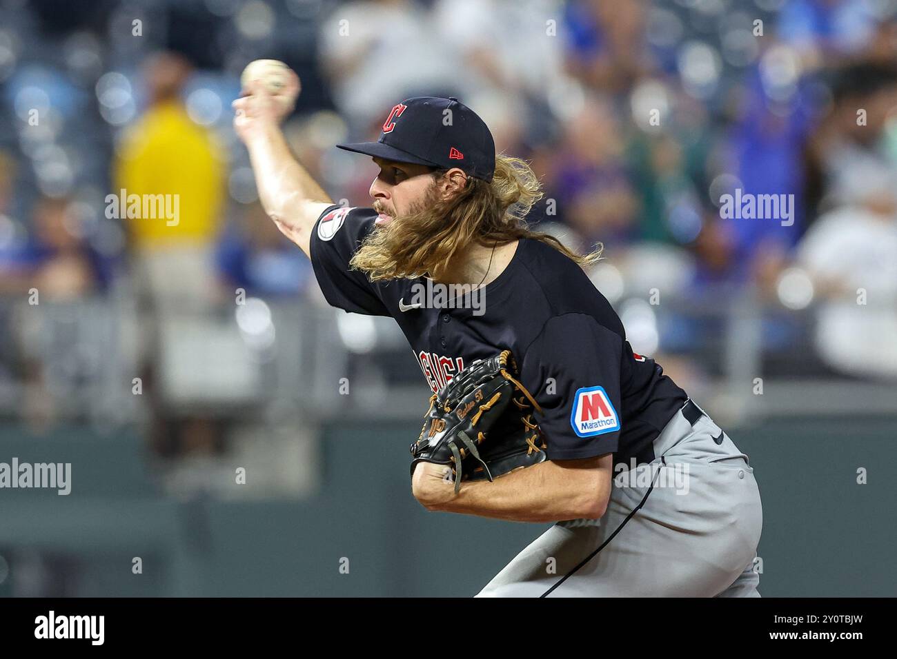 Kansas City, MO, USA. September 2024. Der Cleveland Guardians Relief Pitcher Scott Barlow (58) wirft im neunten Inning im Kauffman Stadium in Kansas City, MO, gegen die Kansas City Royals. David Smith/CSM/Alamy Live News Stockfoto