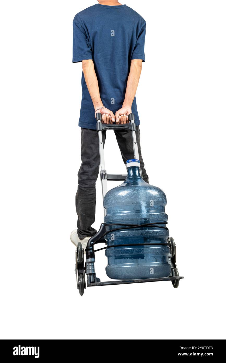 Ein Mann zieht einen Wagen mit einem Liter Wasser drauf. Der Wagen ist für den Transport von Wasserflaschen ausgelegt und wird zum Transport der Flasche verwendet Stockfoto