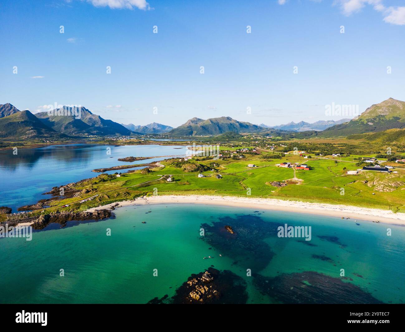 Luftlandschaft von Nordnorwegen mit Drohne in der Gemeinde Bo, Norland, Norwegen. Wunderschöne Landschaft von Nordskandinavien in Norwegen. Stockfoto