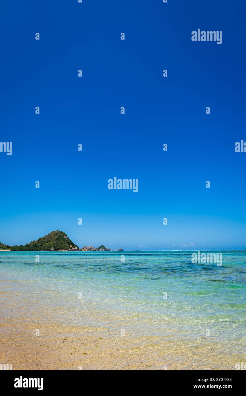Lombok, Indonesien, Strandlandschaft am Strand von Kuta Mandalika. Lombok ist eine Insel in der indonesischen Provinz Nusa Tenggara. Stockfoto