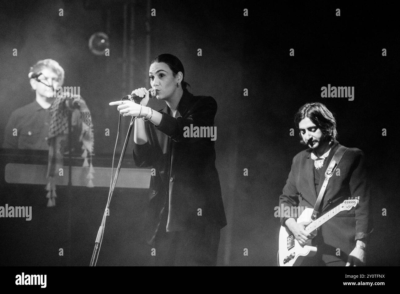 NADINE SHAH, KONZERT, 2024: Die Sängerin Nadine Shah spielt das ferne Bühnenzelt. Tag 3 des Green man Festivals 2024 im Glanusk Park, Brecon, Wales am 17. August 2024. Foto: Rob Watkins. INFO: Nadine Shah ist eine britische Singer-Songwriterin, die für ihre kraftvolle Stimme und ihr emotionales Songwriting bekannt ist. Ihre Musik verbindet Elemente aus Rock, Post-Punk und Soul und thematisiert oft Themen wie Identität, psychische Gesundheit und soziale Themen mit rohen, introspektiven Texten und intensiver Instrumentierung. Stockfoto