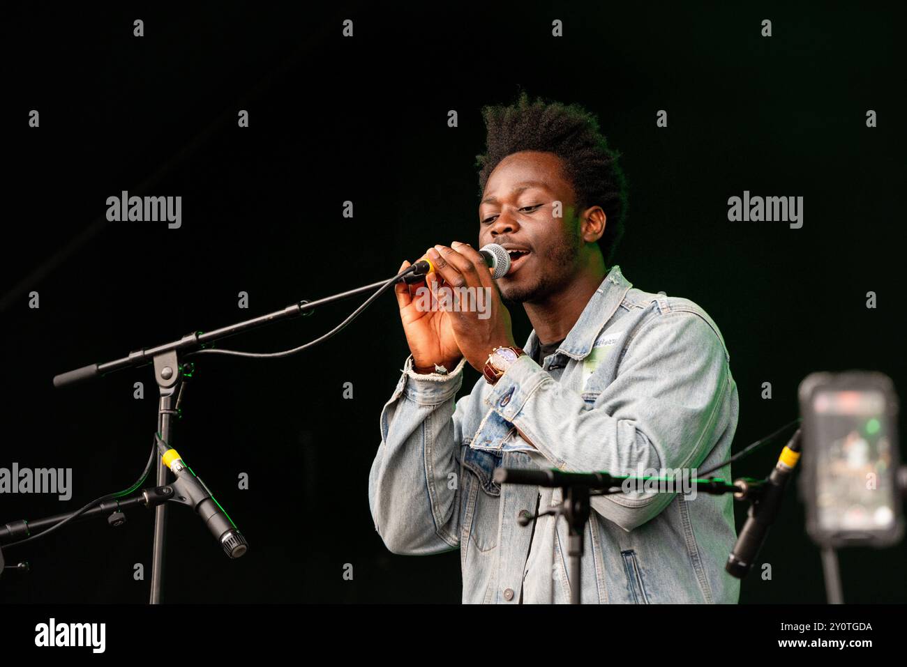 N’FAMADY KOUYATE, KONZERT, 2024: Der Musiker N’Famady Kouyate spielt die ummauerte Gartenbühne. Tag des Green man Festivals 2024 im Glanusk Park, Brecon, Wales. Foto: Rob Watkins. INFO: N'Famady Kouyaté ist ein malischer Griot und Meister des Balafons, bekannt für seine dynamische Verschmelzung traditioneller westafrikanischer Musik mit zeitgenössischen Einflüssen. Seine lebhaften Auftritte und komplexen Rhythmen unterstreichen Malis reiches musikalisches Erbe und erforschen gleichzeitig moderne, globale Klänge. Stockfoto